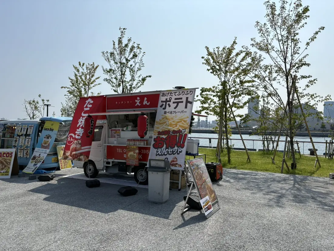 川沿いに出店するキッチンカー えん