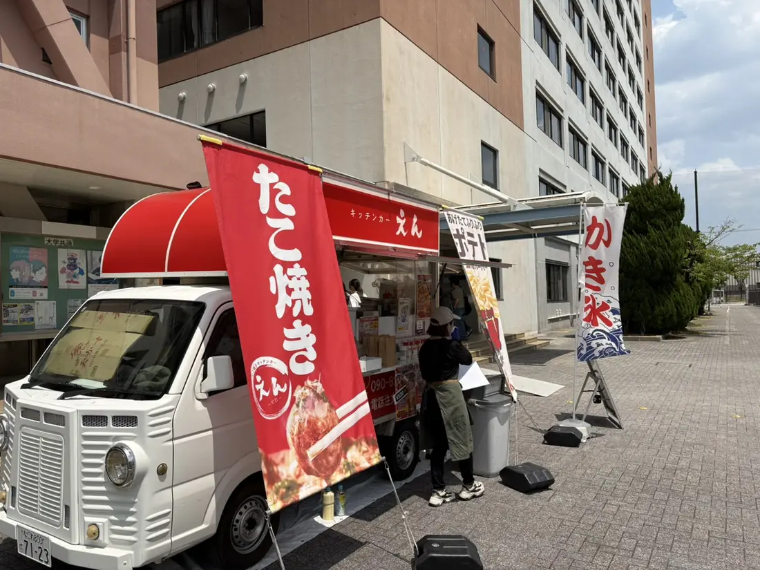 のぼりが並ぶキッチンカー えん