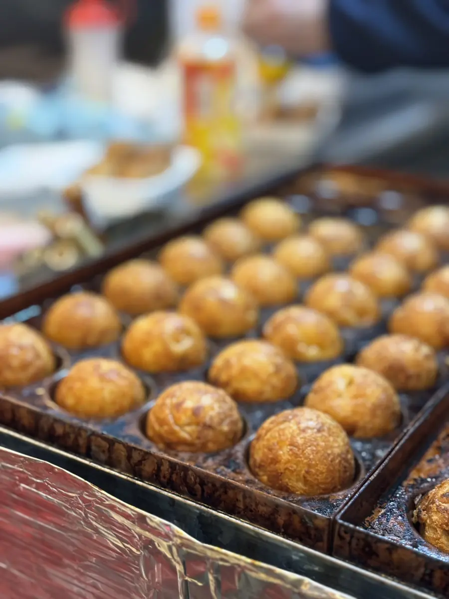 鉄板で焼き上がるたこ焼き
