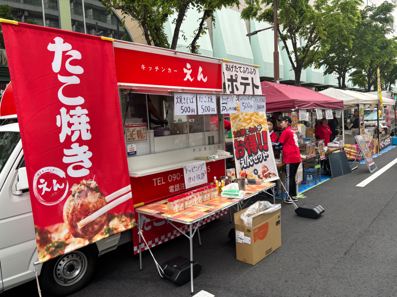布施だんじりパレード(東大阪市・布施駅前) の出店の様子